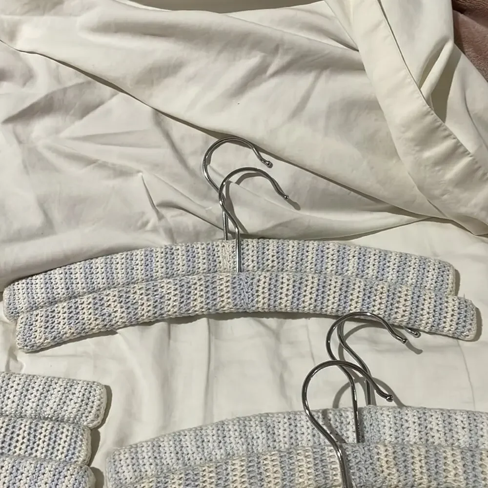 23 hanger blue cream tan woven 7 pants clips 16 top hanger guc